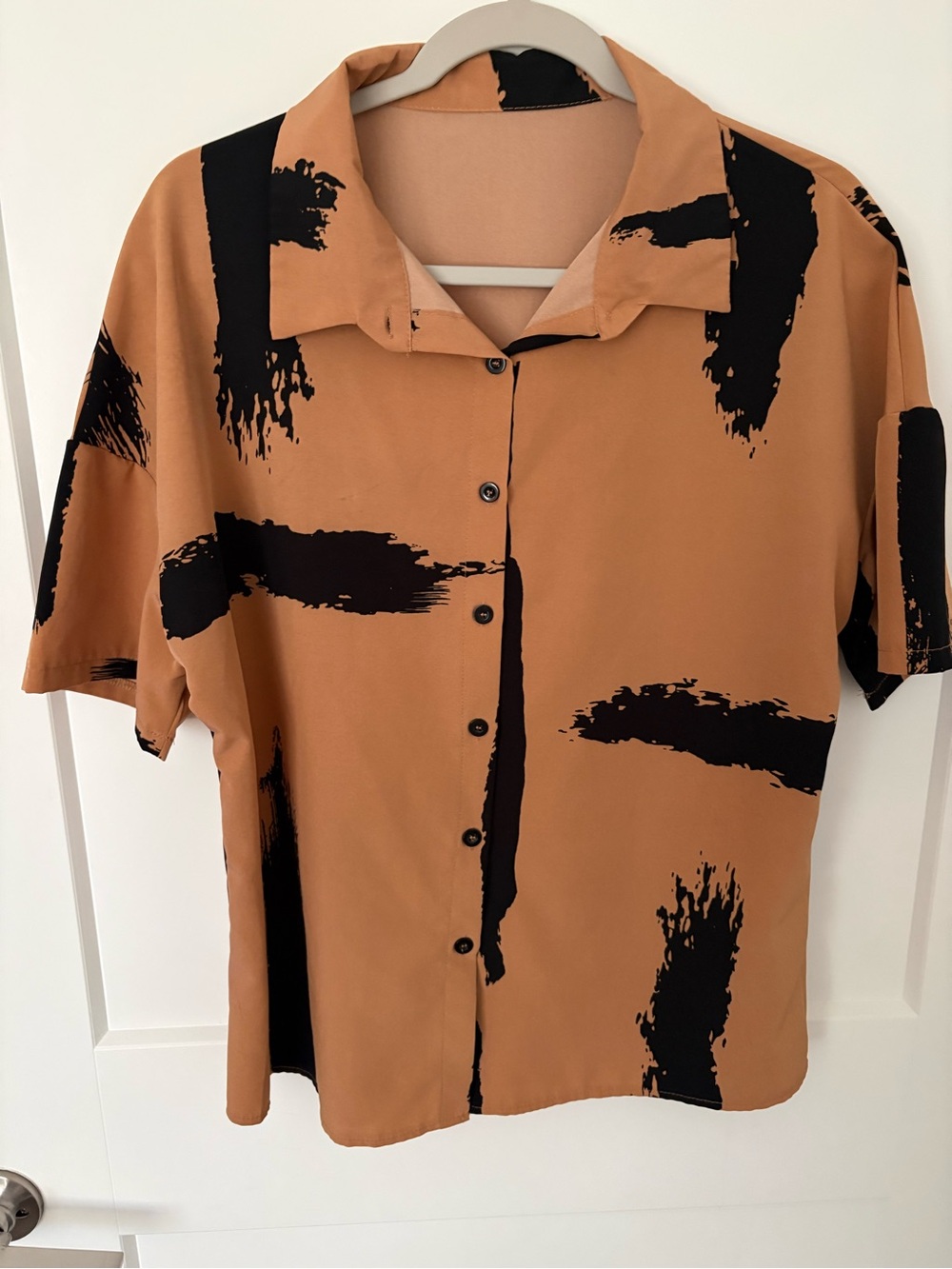 SHEIN Tan Short-Sleeve Button-Down Shirt with Black Brushstroke Print